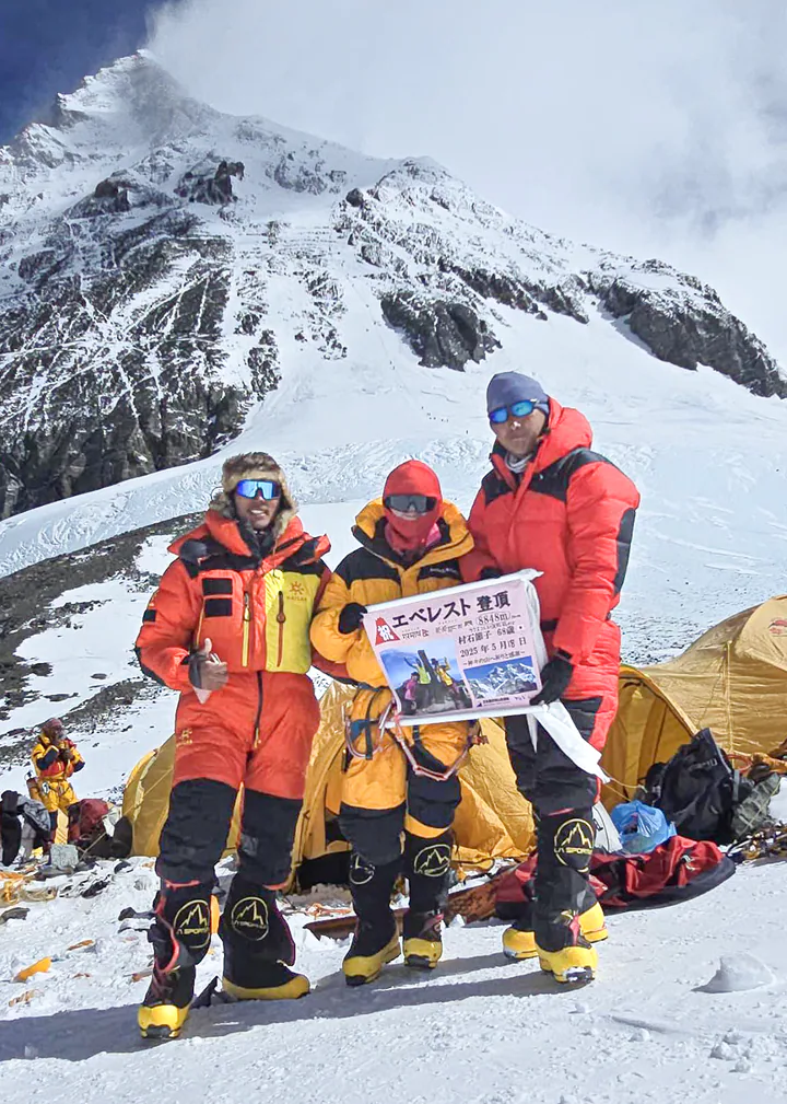 日本人登山者に説明するネパール人ガイド