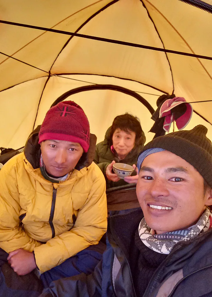 ネパール人スタッフと握手を交わす日本人のお客様